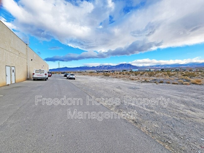 Building Photo - 1231 E Basin Ave