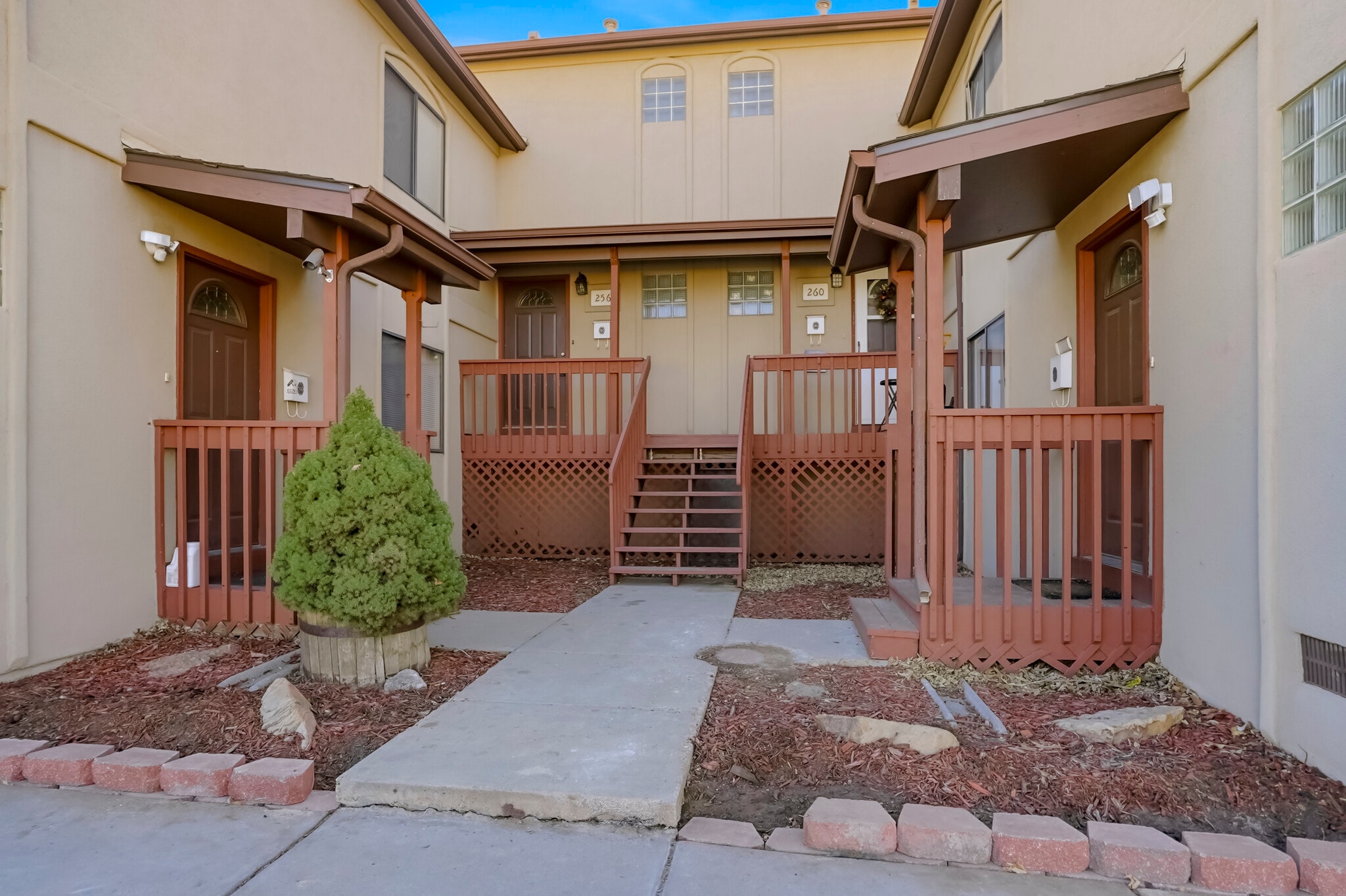 4 units total - 256 W Jefferson Ave