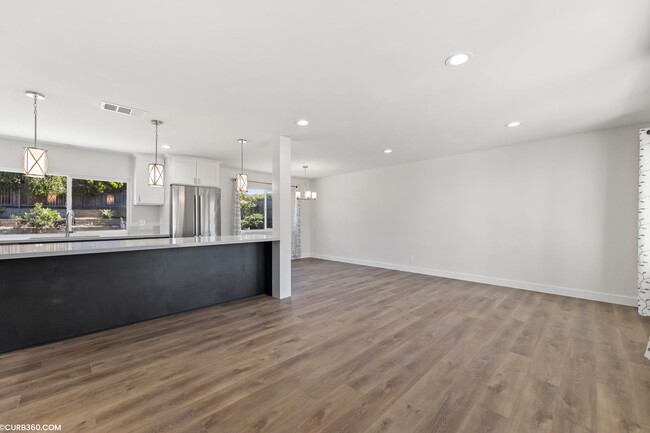 Building Photo - Exceptionally Remodeled 5 Bedroom Dual Mas...