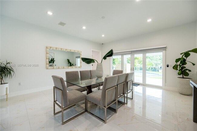 Building Photo - 7125 Los Pinos Blvd