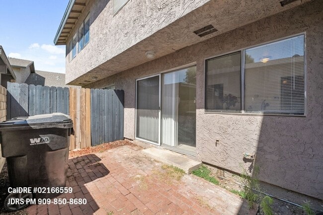 Building Photo - Walnut 3 Bedroom Townhouse
