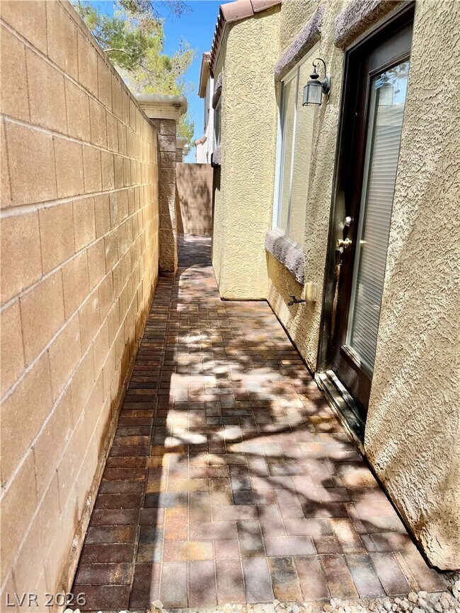 Building Photo - 10519 Allegrini Dr