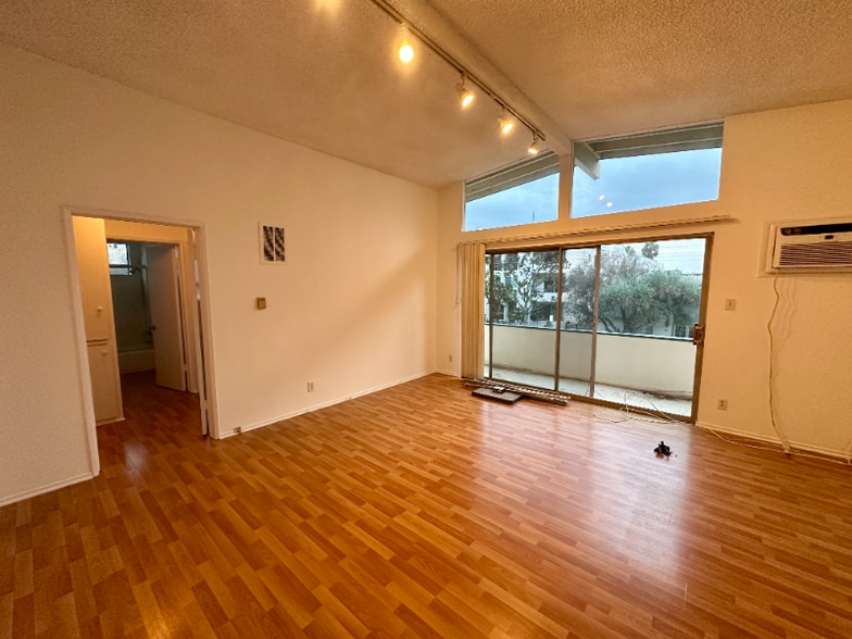 Building Photo - 10676 Missouri Ave