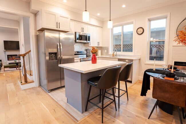 Building Photo - 661 Hampshire Ave