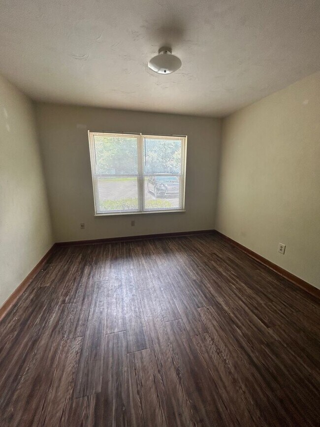 Building Photo - Large 2/2 flat, walking distance to Capita...