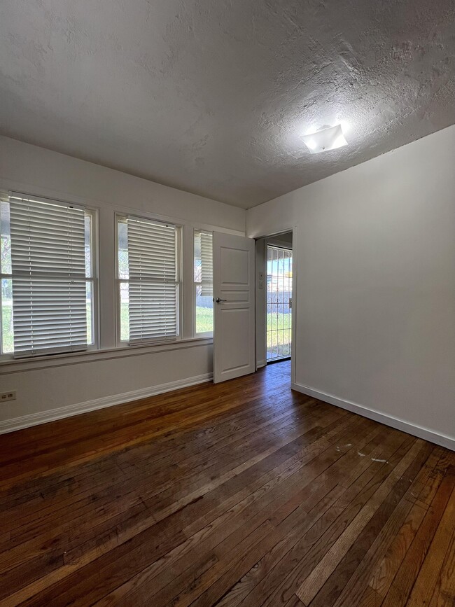 Building Photo - 135 Rainbow Dr