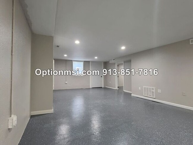 Building Photo - Available NOW in Harrisonville!!