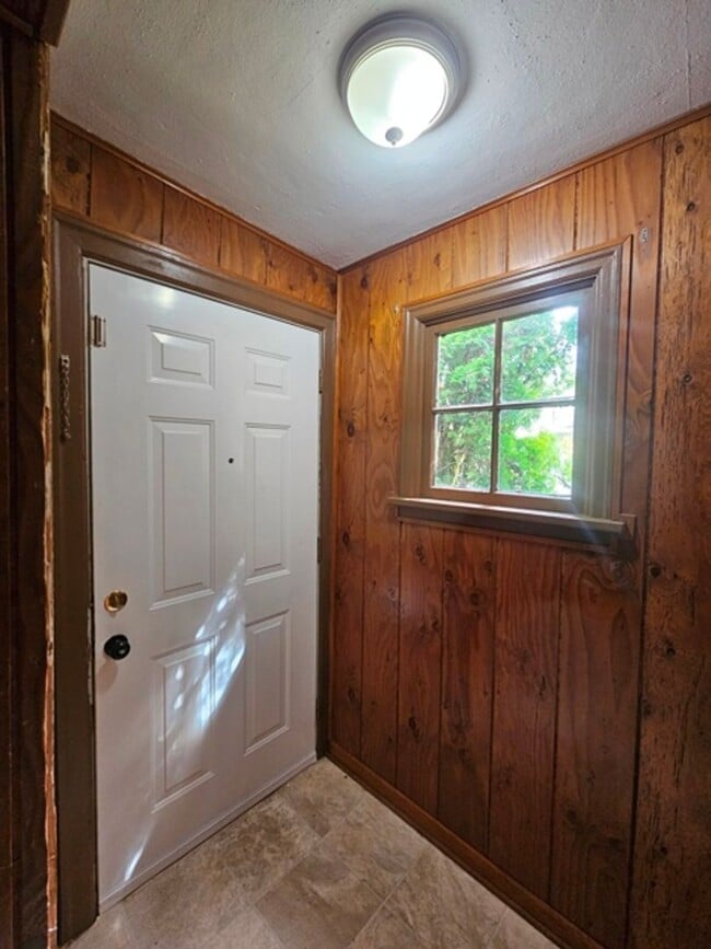 Building Photo - 4Bd/2Ba Two Story House-For Viewing!