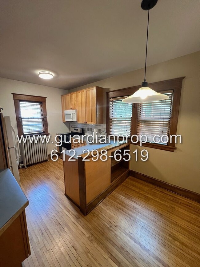 Building Photo - Mac Groveland House Available August 1, Fu...