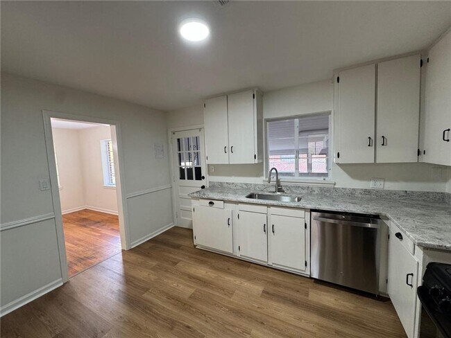 Building Photo - 713 Iris Ave