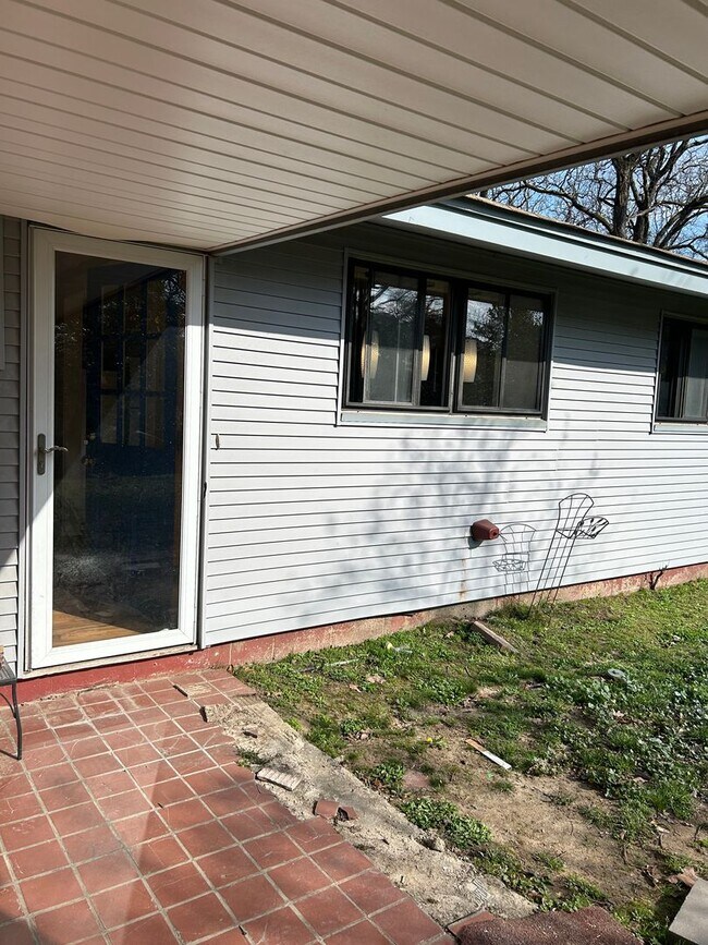 Building Photo - Contact Peggy 501 676 1758