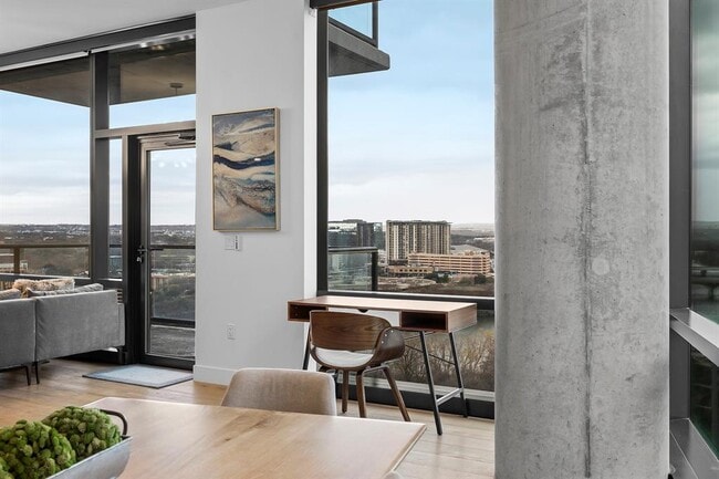 Building Photo - 70 Rainey St