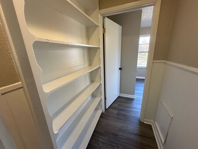 Building Photo - 1921 N Carlyle Ave