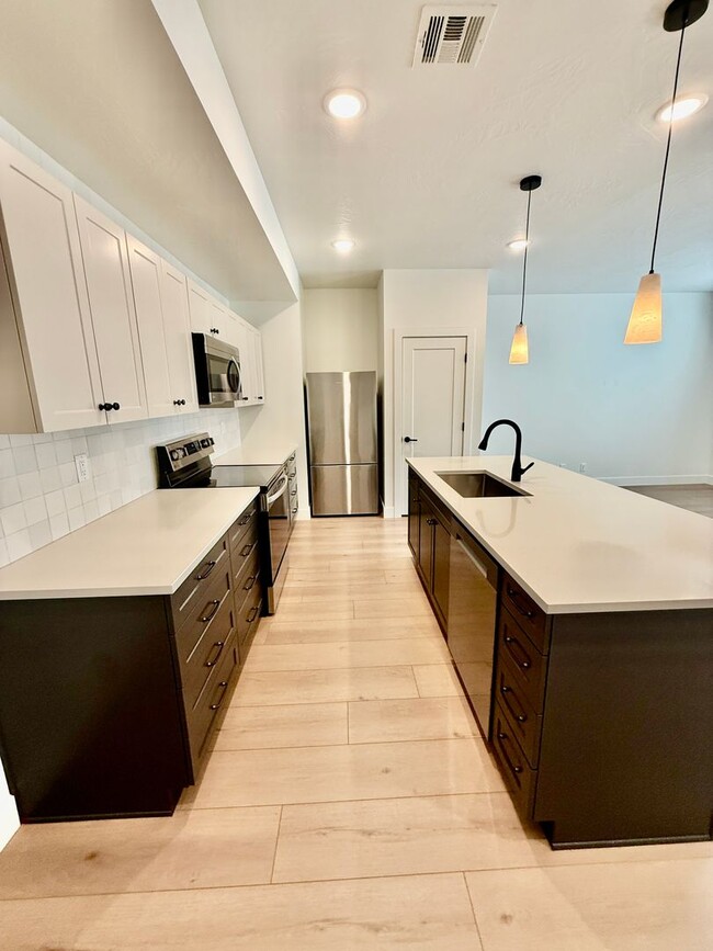 Building Photo - Spacious 3-BR Townhome in Washington