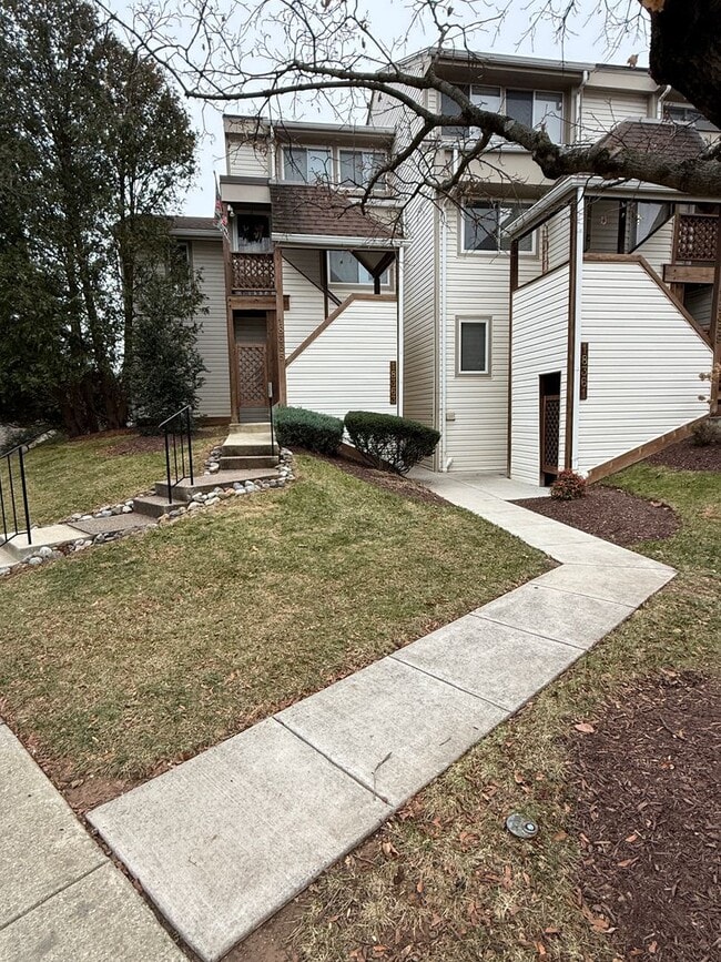 Building Photo - Spacious 3 Bedroom Condo- RENT TODAY & SAVE!