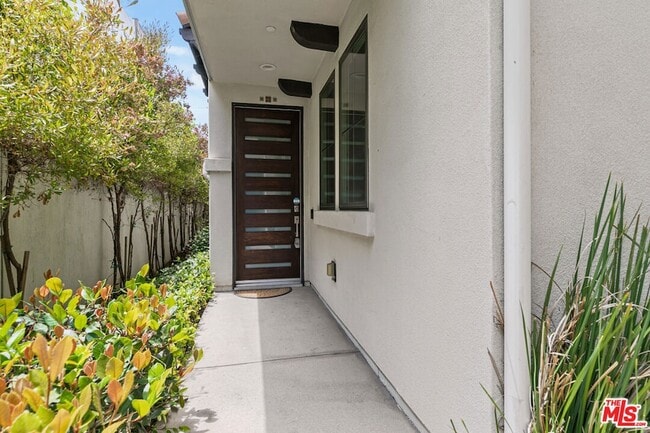 Building Photo - 5934 W Luna Park