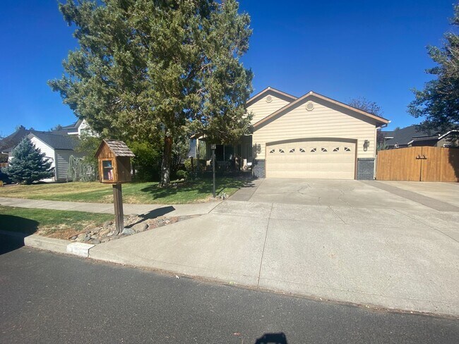 Building Photo - Single Level Charmer, SE Bend Established ...
