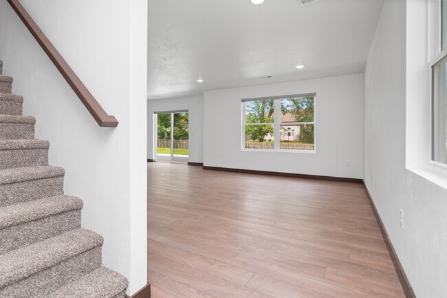 Building Photo - 735 Hoffman Rd