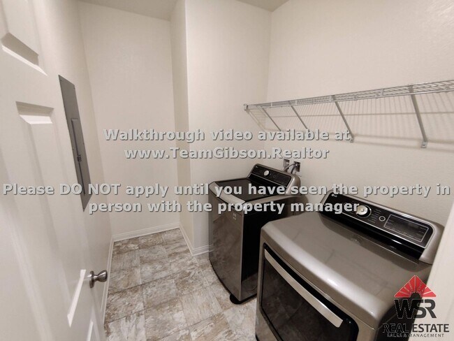 Building Photo - Large 3 Bedroom/ 2 bathroom Home with an O...