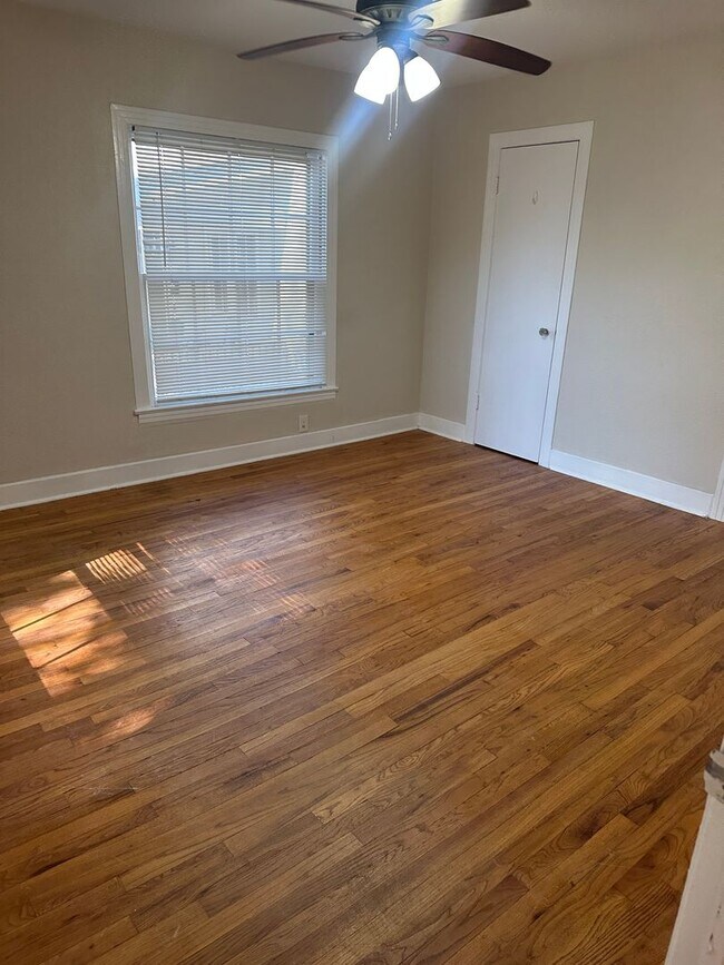 Building Photo - Large 5 Bedroom House in North Campus!