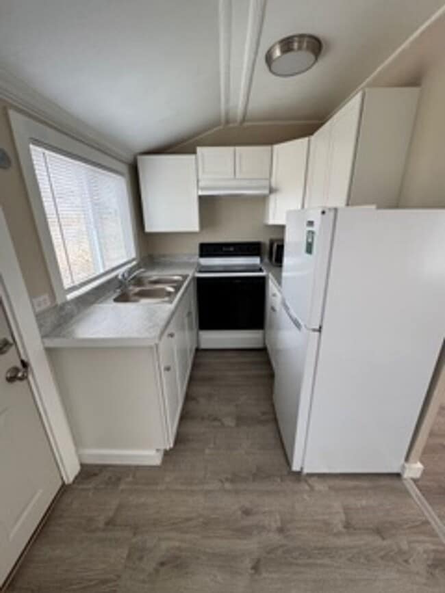 Building Photo - 2 Bedroom Pet Friendly Home now available