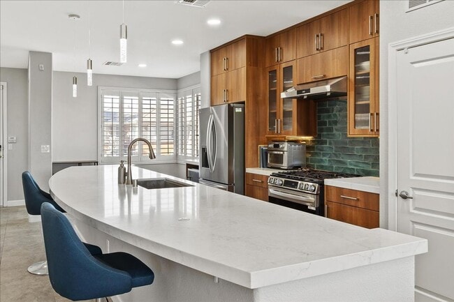 Building Photo - Modern Summerlin 2 Bedroom Condo with Garage - Fully Furnished