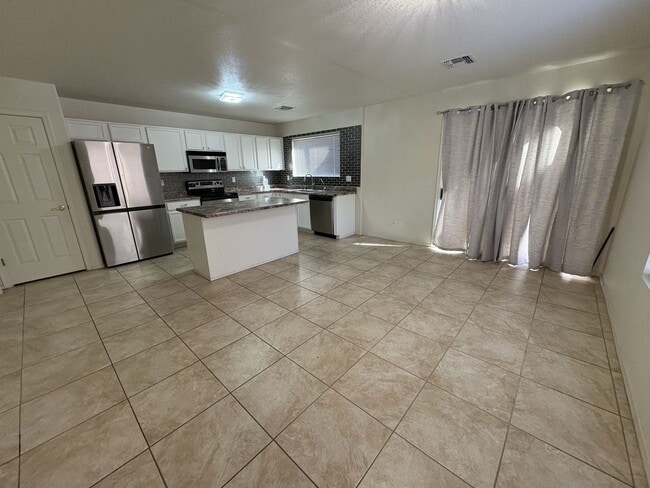 Building Photo - Riverhaven Great Central Location