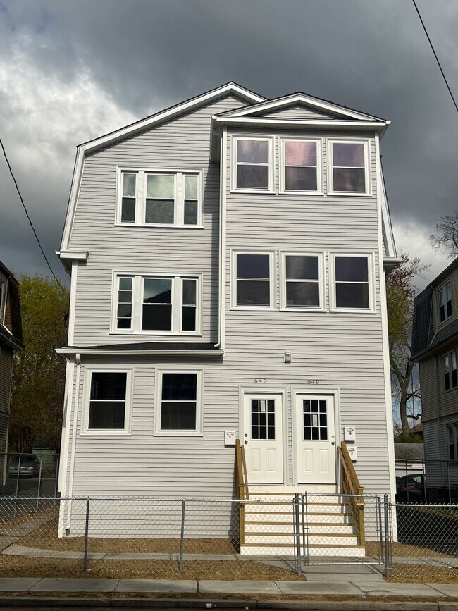 Building Photo - 647-649-649 Garden St