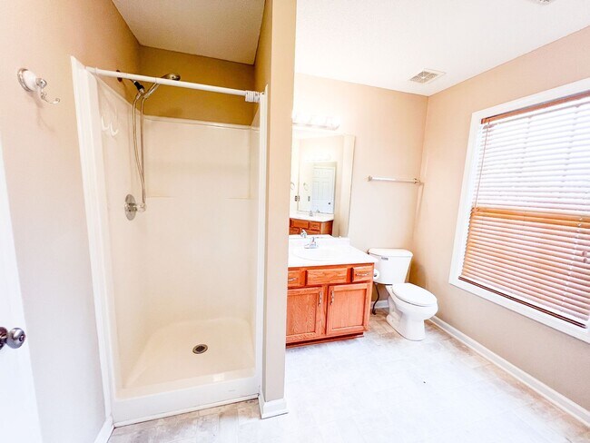 Building Photo - 3 Bedroom 2 1/2 Bathroom Home with fenced ...