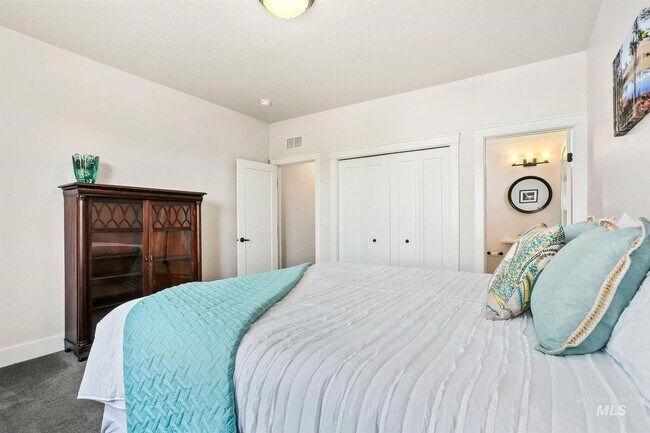 Building Photo - Stunning Modern Home Near NE Foothills | Mountain Views | Designer Finishes