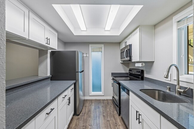 Primary Photo - 2 bed 1.75 bath - includes water/sewer/gar...