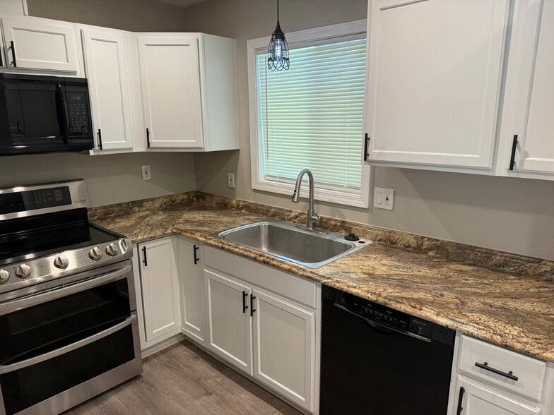 Building Photo - 406 Hillview Dr