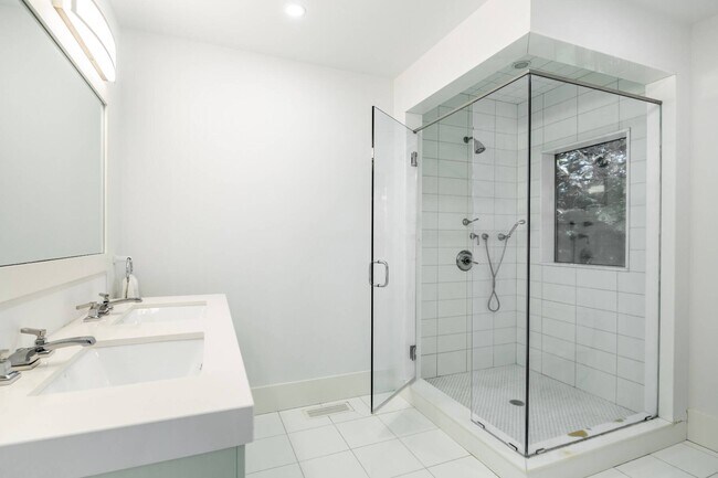 Building Photo - 36-40 Ditch Plains Rd