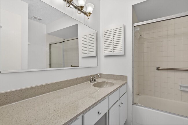 Building Photo - Spacious & Exciting Townhome style Condo