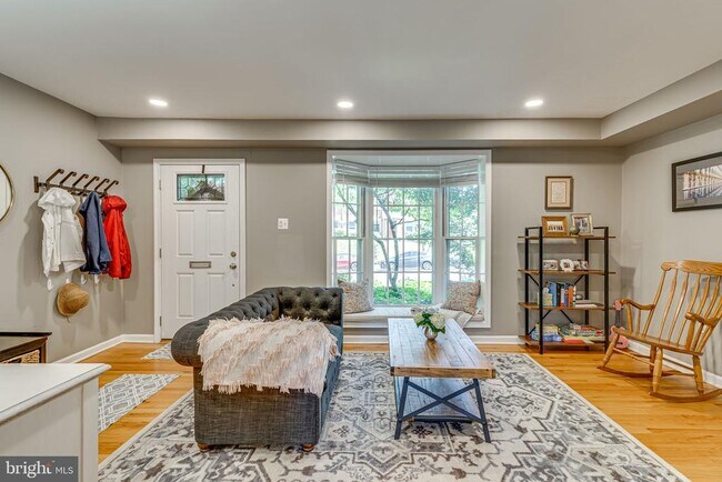 Building Photo - 912 Green St