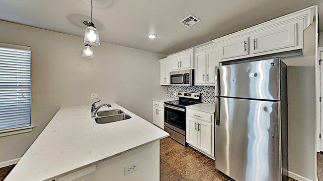 Building Photo - 2 Bedrooms, 1 Bathroom 1 Car Garage Close ...