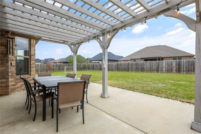 Building Photo - 1221 Stoneybrook Ln