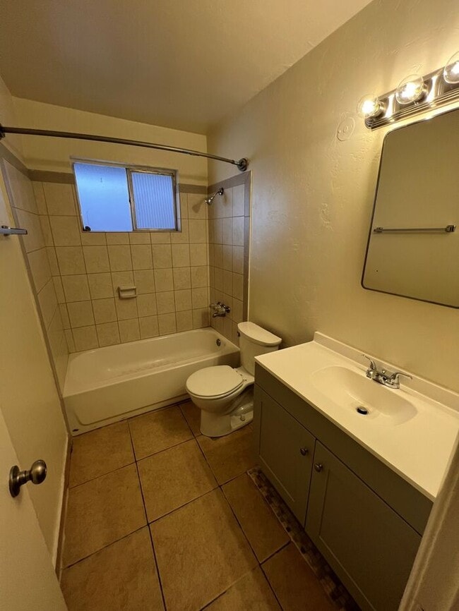 Building Photo - Town Home For Rent