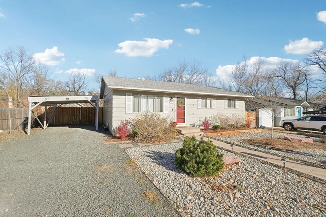 Building Photo - 4 Bed Beauty on West Side!
