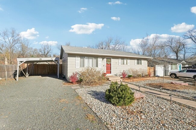Building Photo - 5 Bed Beauty on West Side! Bigger than it looks!