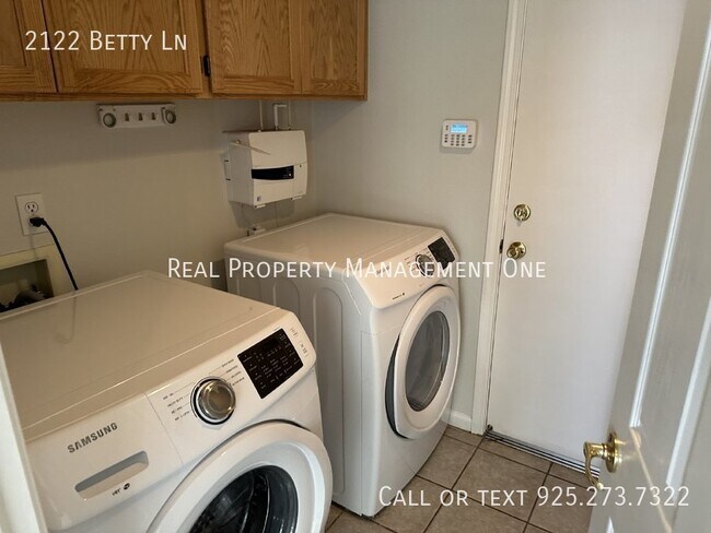 Building Photo - 2122 Betty Ln