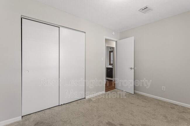 Building Photo - 123 Kingsway Dr