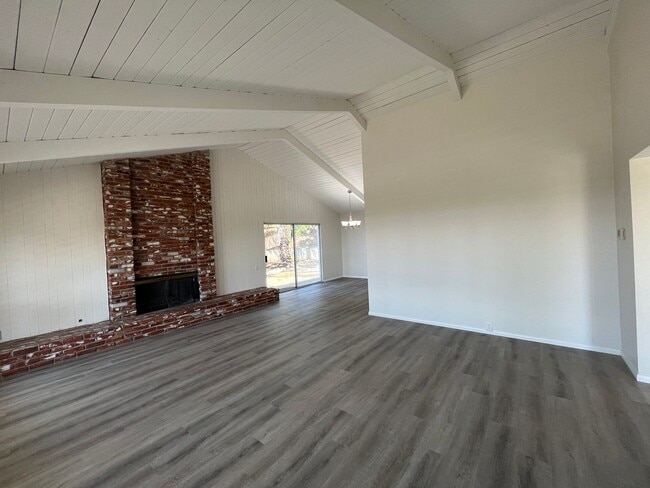 Building Photo - 4 Bed 3 Bath in Del Cerro