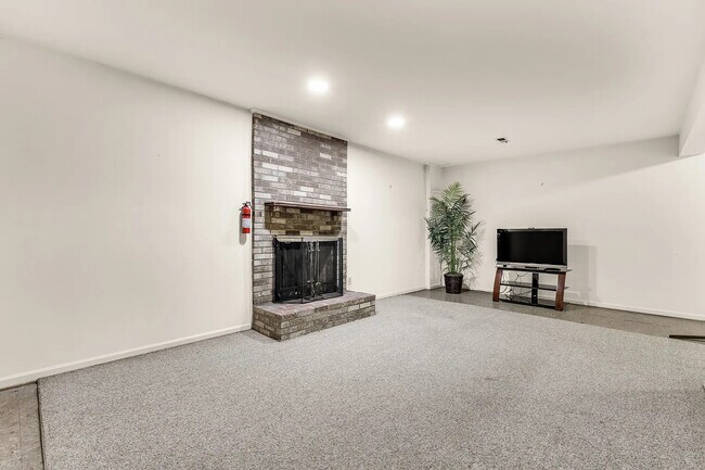 Building Photo - 10855 Lockwood Dr