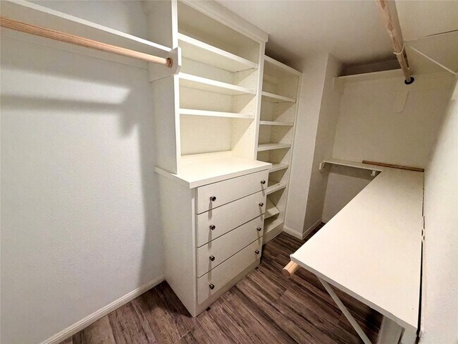 Building Photo - 811 Threadneedle St