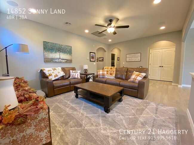 Building Photo - Gorgeous 4 Bedroom Refrig A/C Home