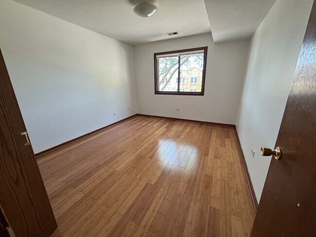 Building Photo - Spacious 2BR Townhome in West Ridge – 1,80...
