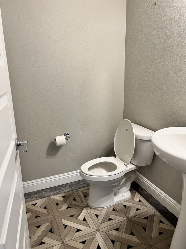 1/4 Bathroom - 6321 Vista del Bosque Dr NW