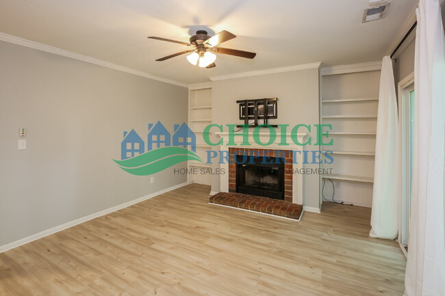 Building Photo - This cute as pie ground-floor condo is tuc...