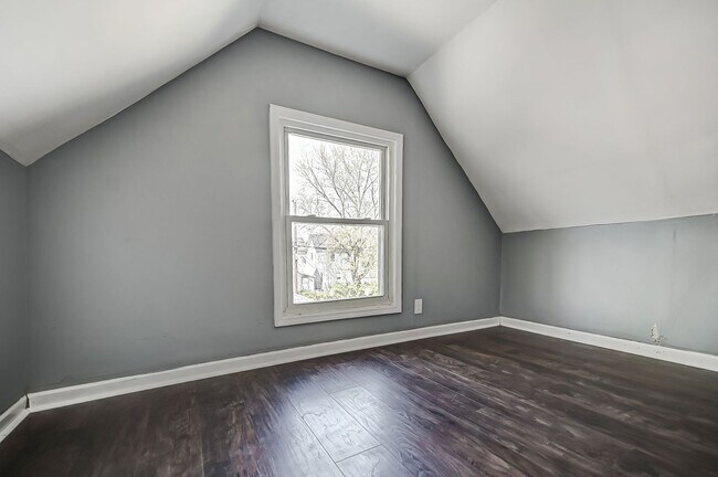 Building Photo - Charming 4 bedroom, 1 bathroom